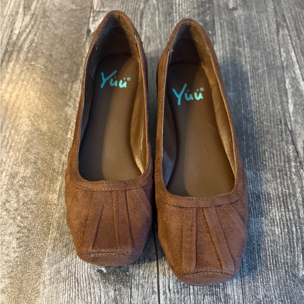 Yuu Women's Chocolate Brown Suede Loafers size 6